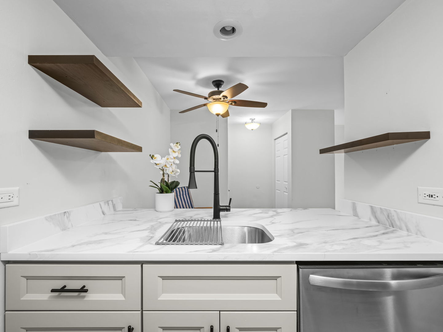 1870 HUNTINGTON Boulevard #A, Hoffman Estates, IL 60169