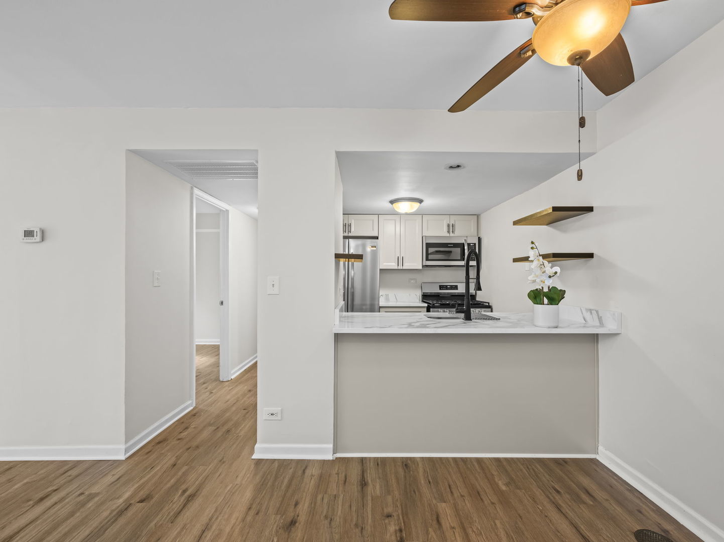 1870 HUNTINGTON Boulevard #A, Hoffman Estates, IL 60169