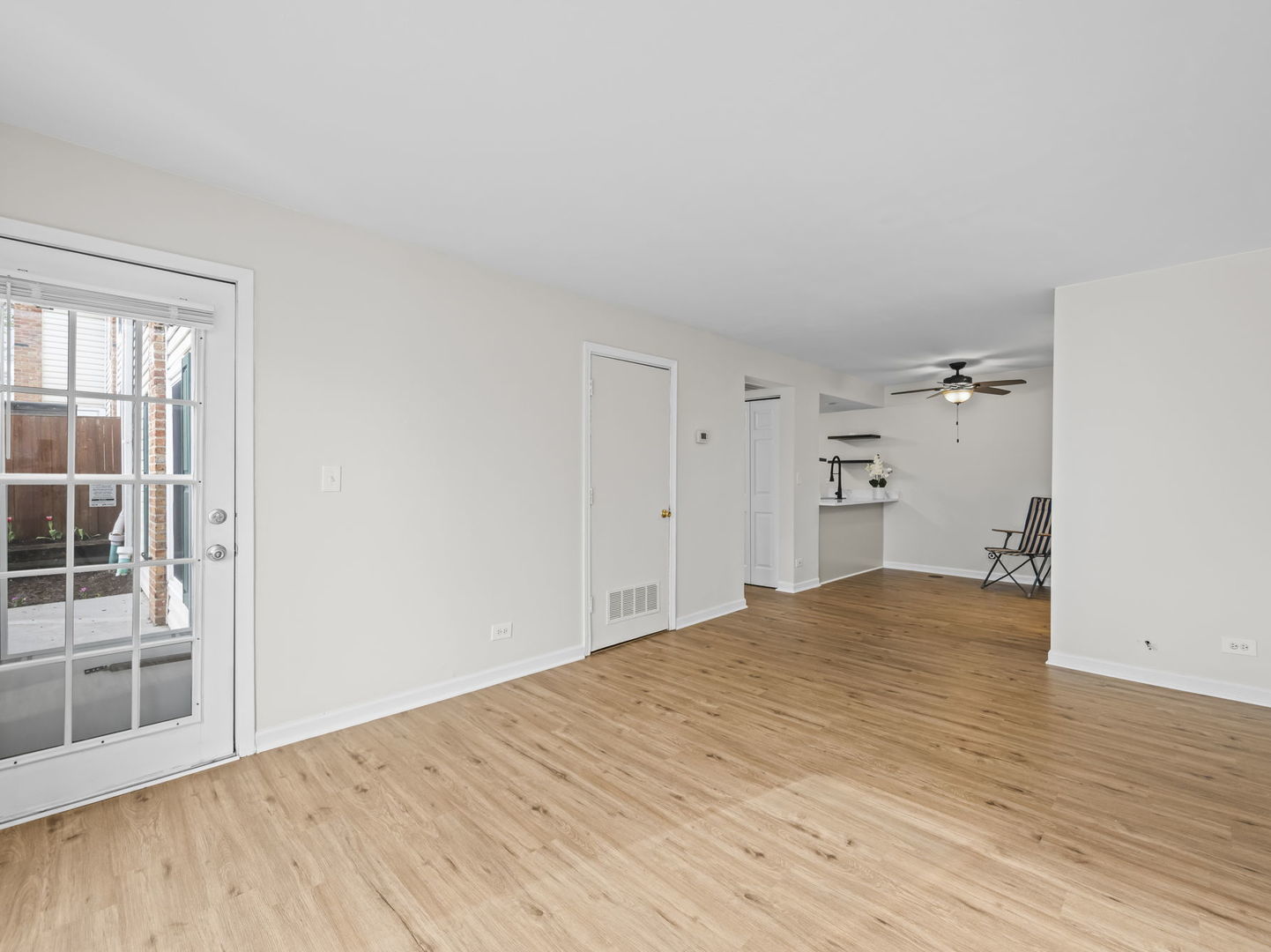 1870 HUNTINGTON Boulevard #A, Hoffman Estates, IL 60169