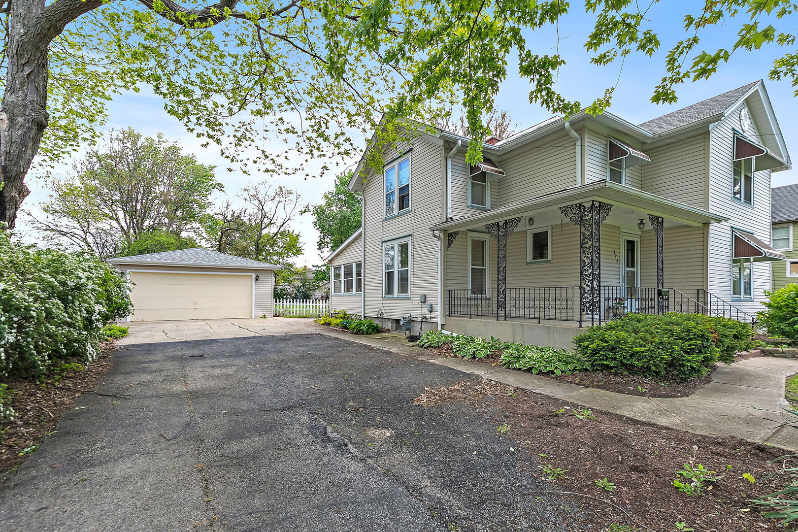 922 Douglas Avenue, Aurora, IL 60505