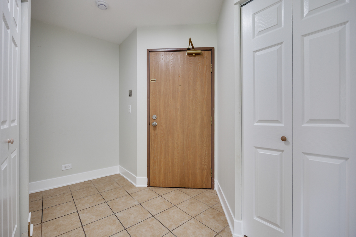 117 GANT Circle #F, Streamwood, IL 60107