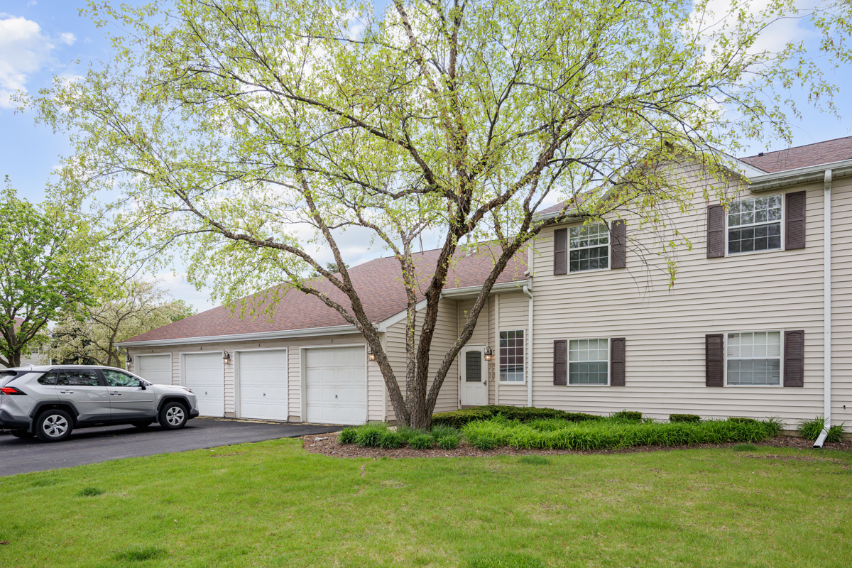 117 GANT Circle #F, Streamwood, IL 60107