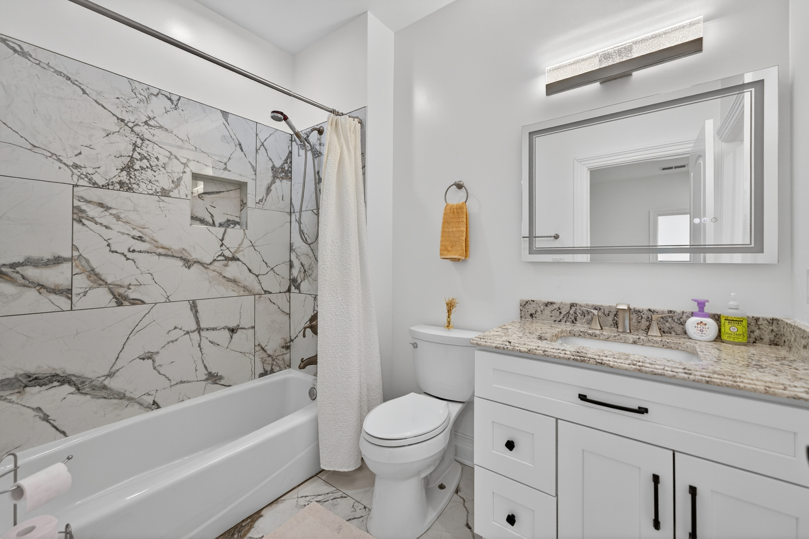 4 Dani Lane, Schaumburg, IL 60173