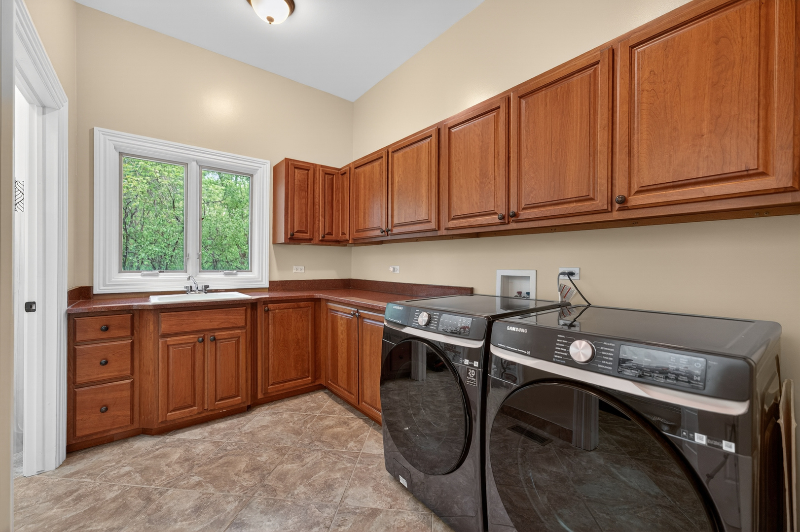 4 Dani Lane, Schaumburg, IL 60173