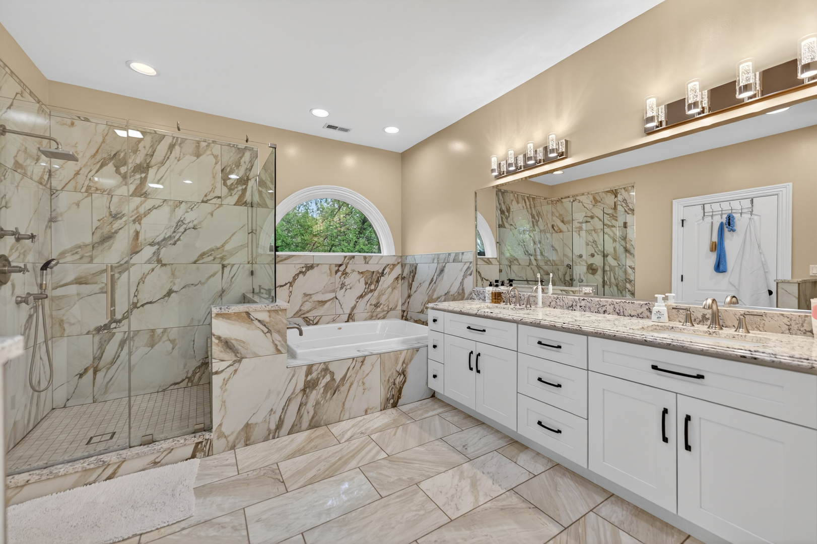 4 Dani Lane, Schaumburg, IL 60173