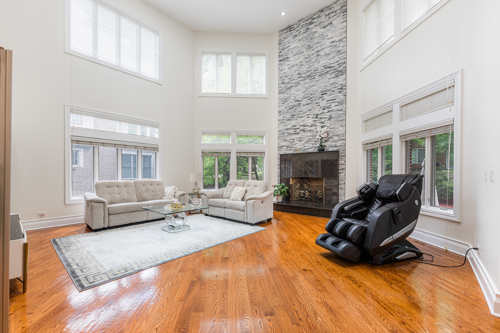 4 Dani Lane, Schaumburg, IL 60173