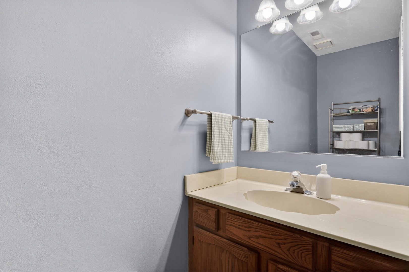 565 Ascot Lane, Streamwood, IL 60107