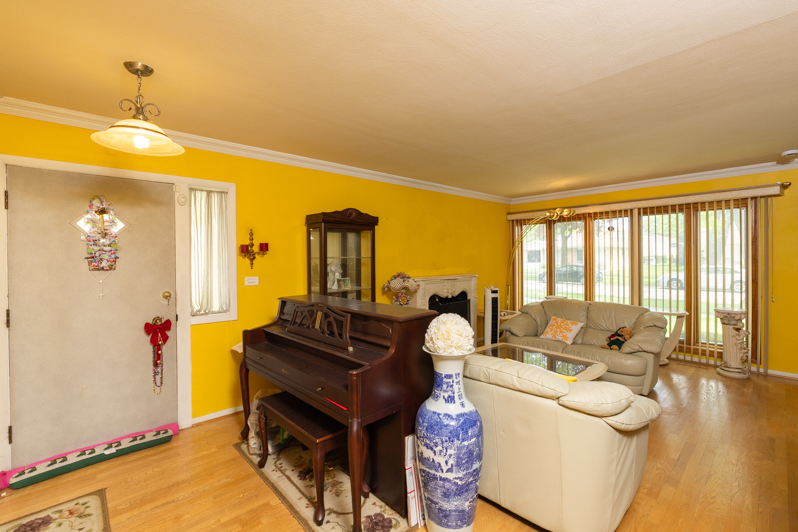 2124 Westview Drive, Des Plaines, IL 60018