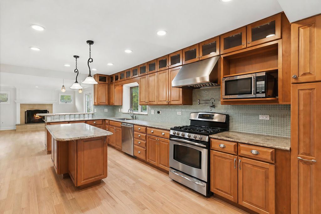 925 Lancaster Avenue, Downers Grove, IL 60516