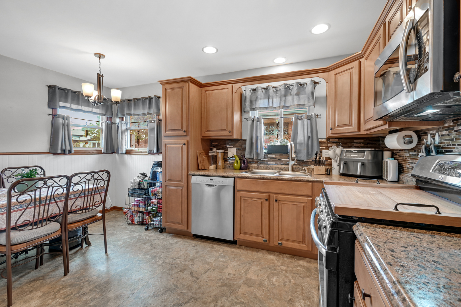 10445 S Avenue E Avenue, Chicago, IL 60617