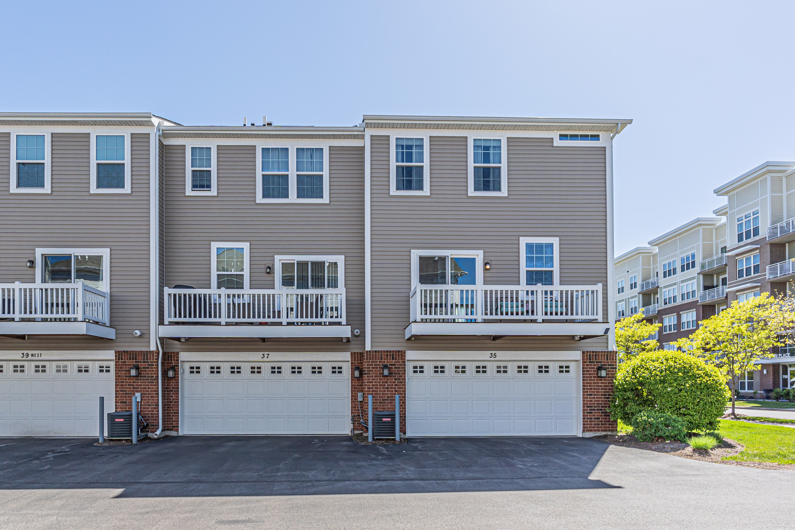 35 Nicholas Drive, Des Plaines, IL 60016