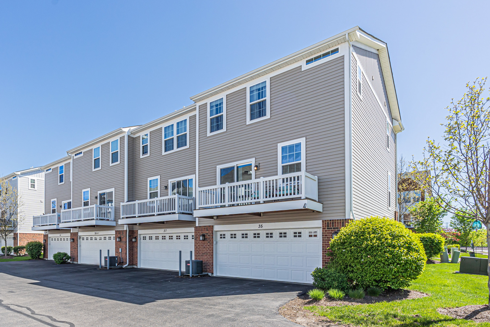 35 Nicholas Drive, Des Plaines, IL 60016