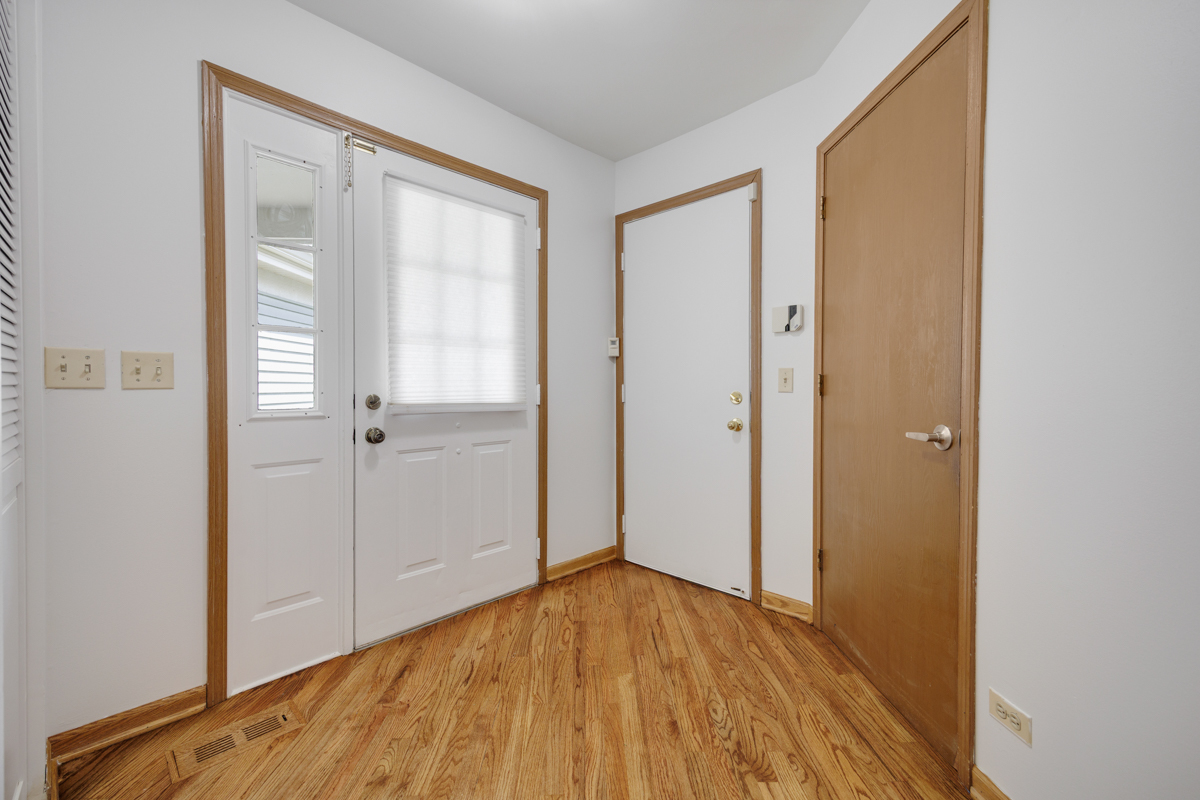 942 Little Falls Court, Elk Grove Village, IL 60007