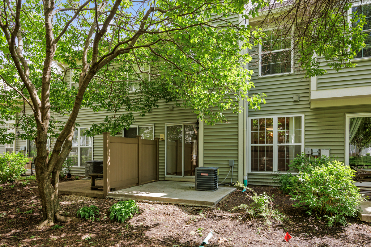 942 Little Falls Court, Elk Grove Village, IL 60007