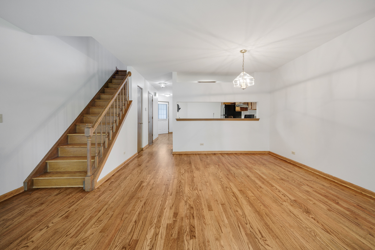 942 Little Falls Court, Elk Grove Village, IL 60007