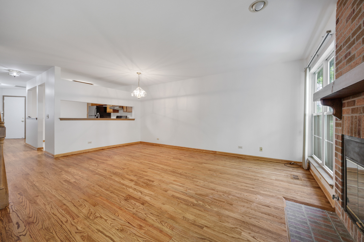 942 Little Falls Court, Elk Grove Village, IL 60007