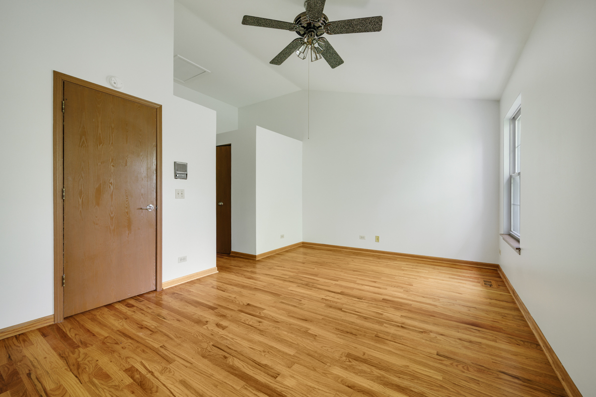 942 Little Falls Court, Elk Grove Village, IL 60007