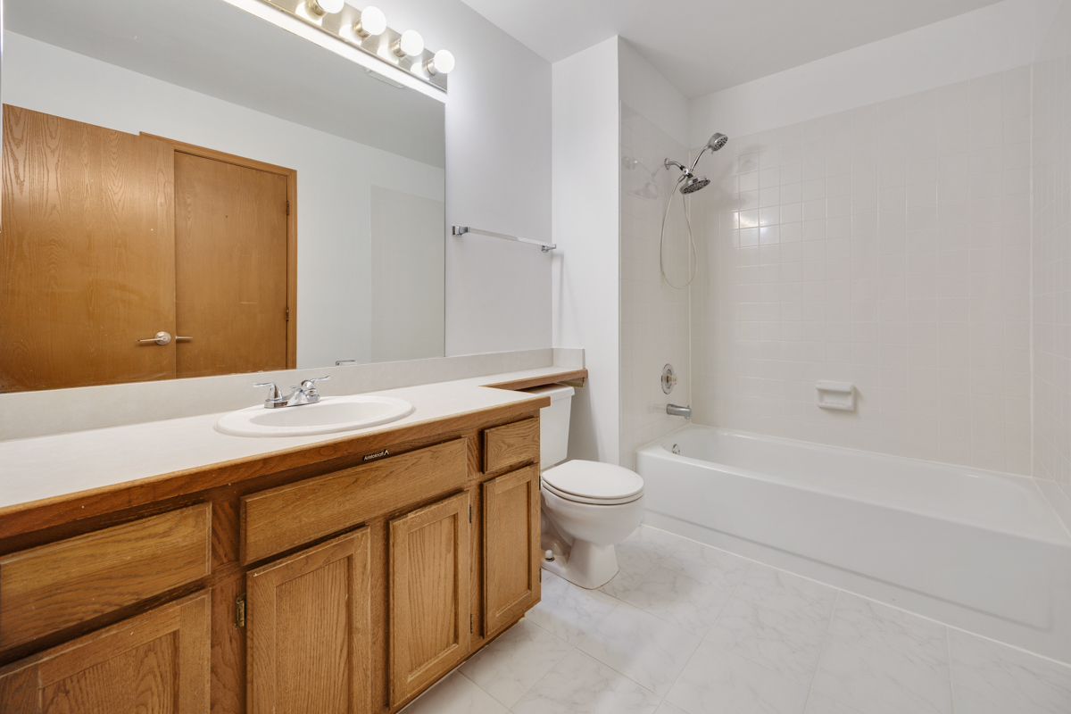 942 Little Falls Court, Elk Grove Village, IL 60007