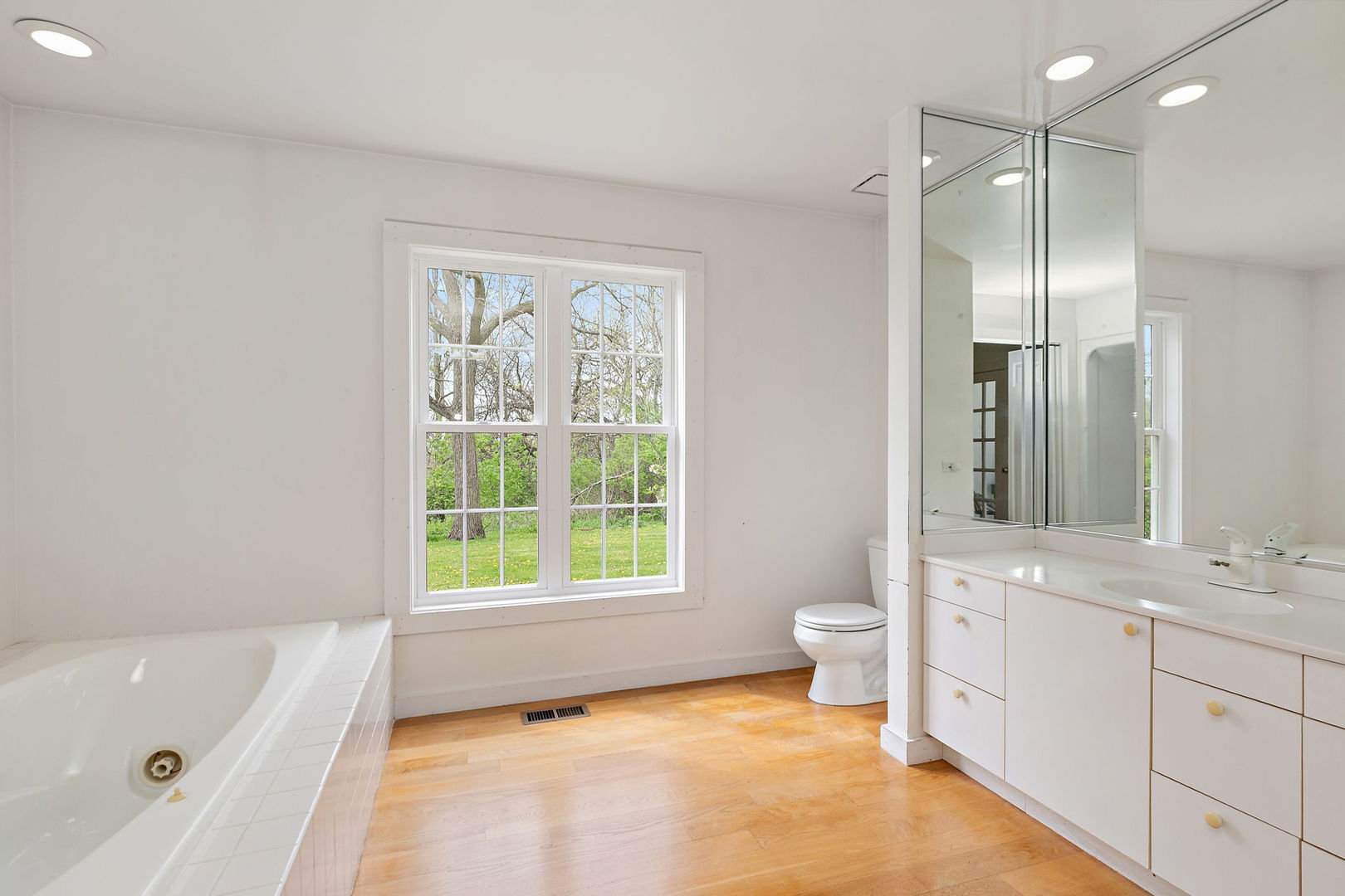 14019 Davis Road, Woodstock, IL 60098