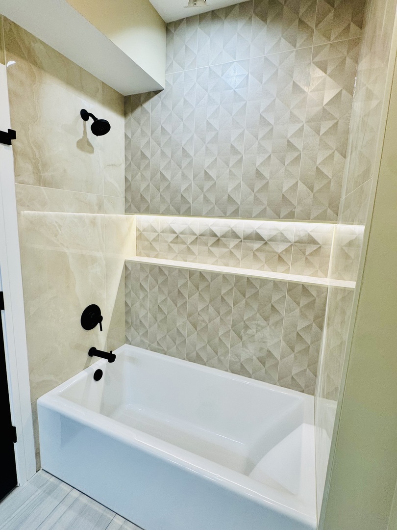 155 N La Crosse Avenue, Chicago, IL 60644