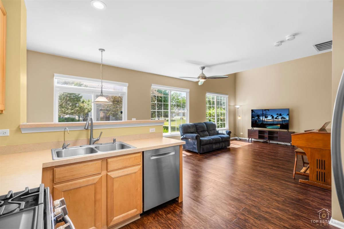 2264 Daybreak Drive #2264, Lake In The Hills, IL 60156