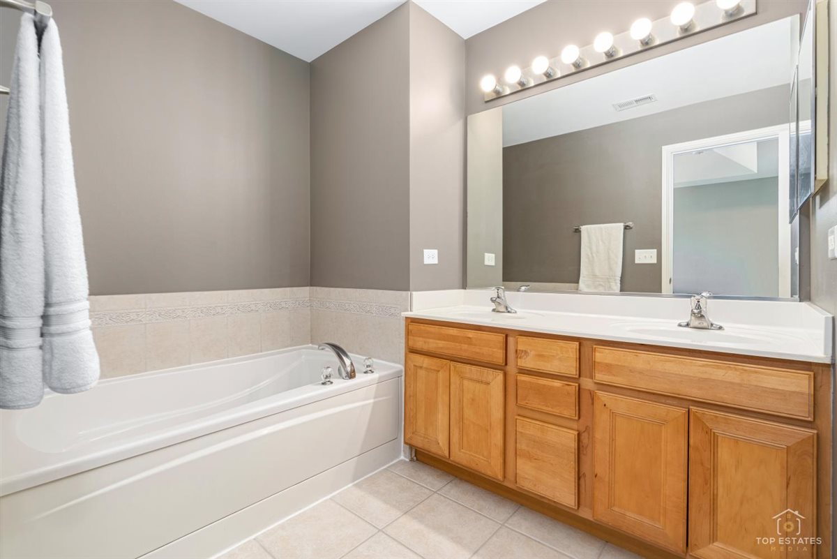 2264 Daybreak Drive #2264, Lake In The Hills, IL 60156