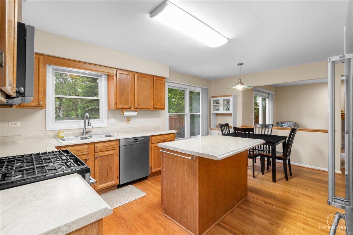 705 Gregor Lane, Wheeling, IL 60090