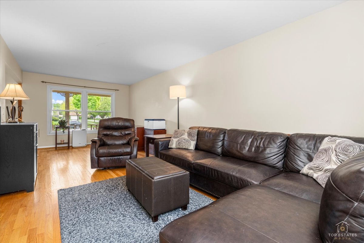 705 Gregor Lane, Wheeling, IL 60090