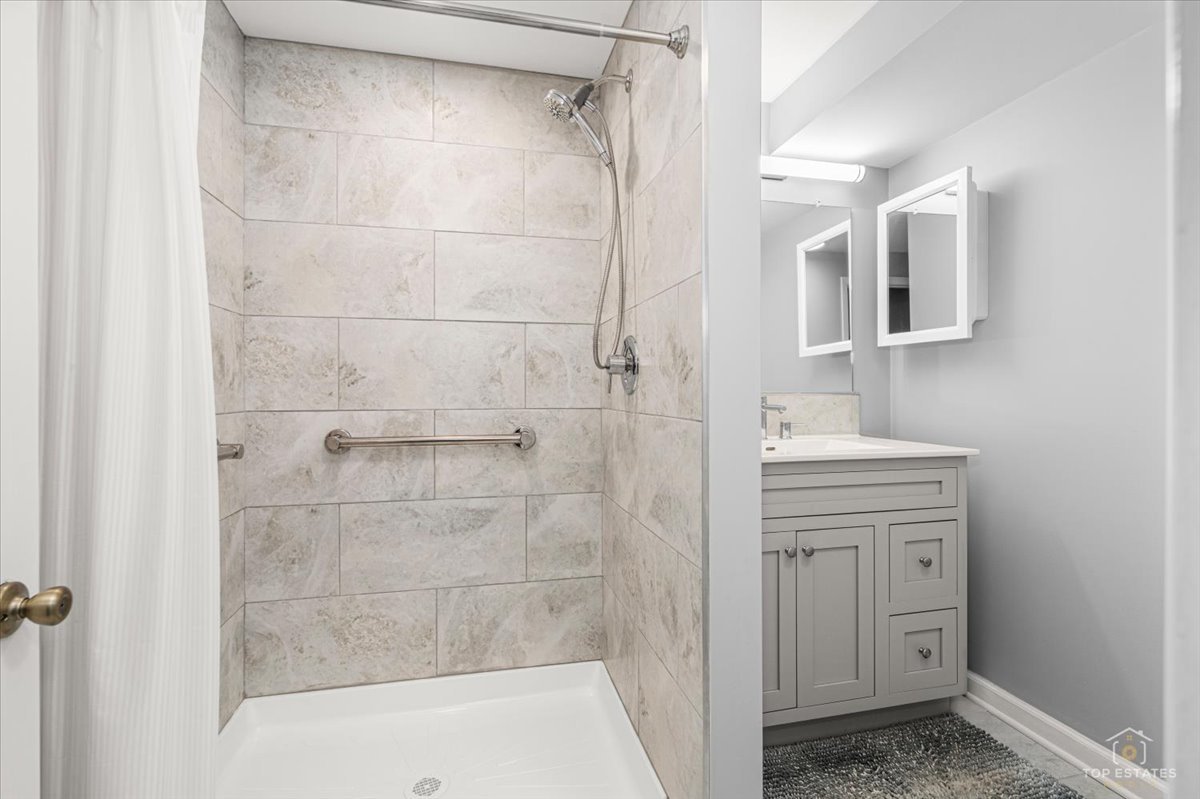 705 Gregor Lane, Wheeling, IL 60090