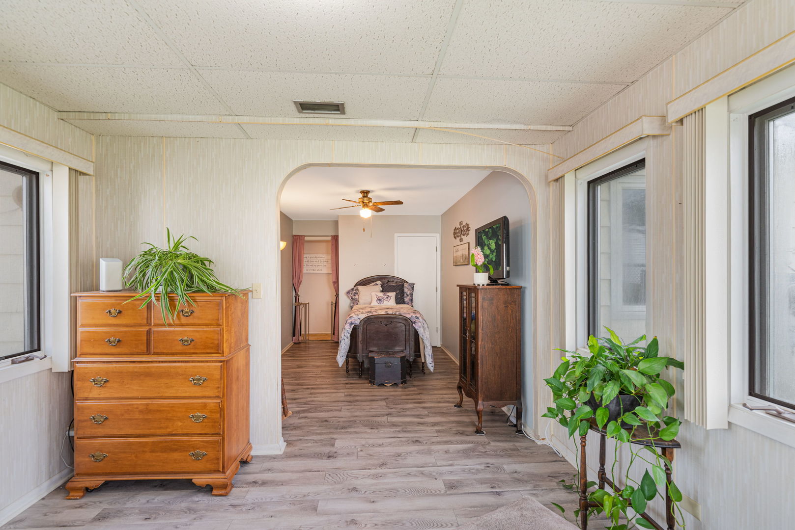 34 N California Avenue, Mundelein, IL 60060