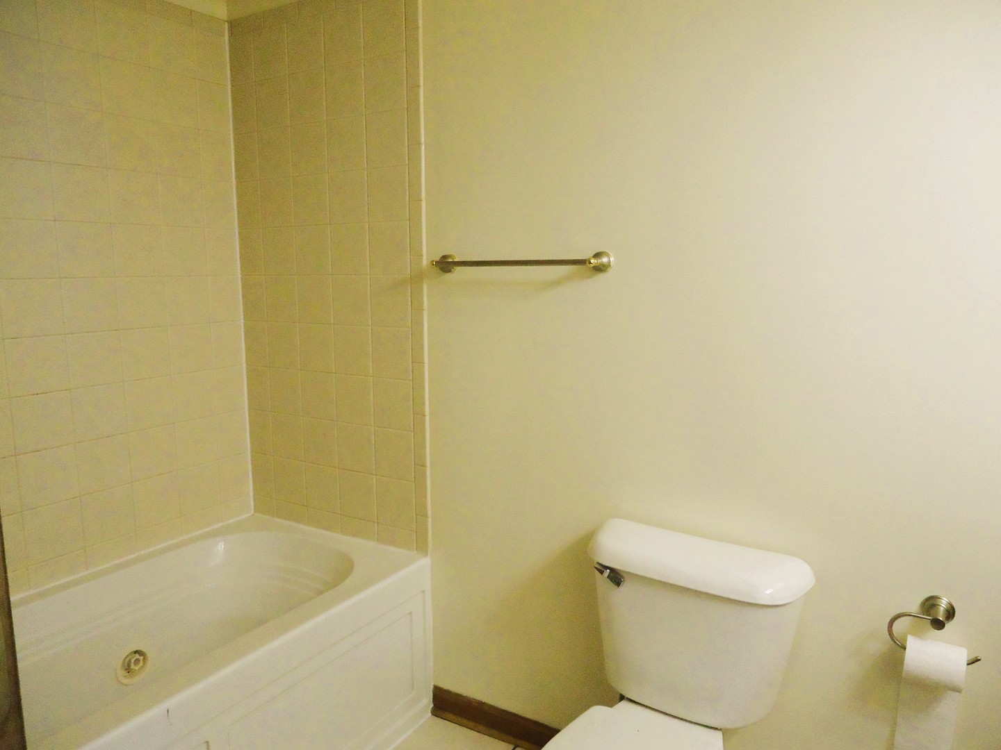 642 DIAMOND POINTE Drive, Mundelein, IL 60060