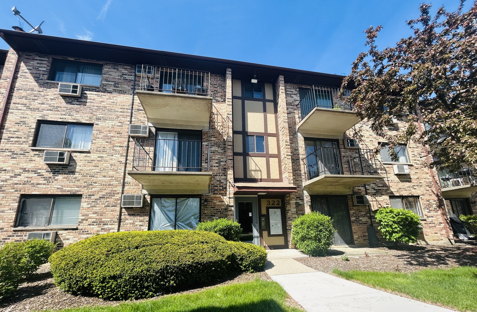 322 Klein Creek Court #E, Carol Stream, IL 60188