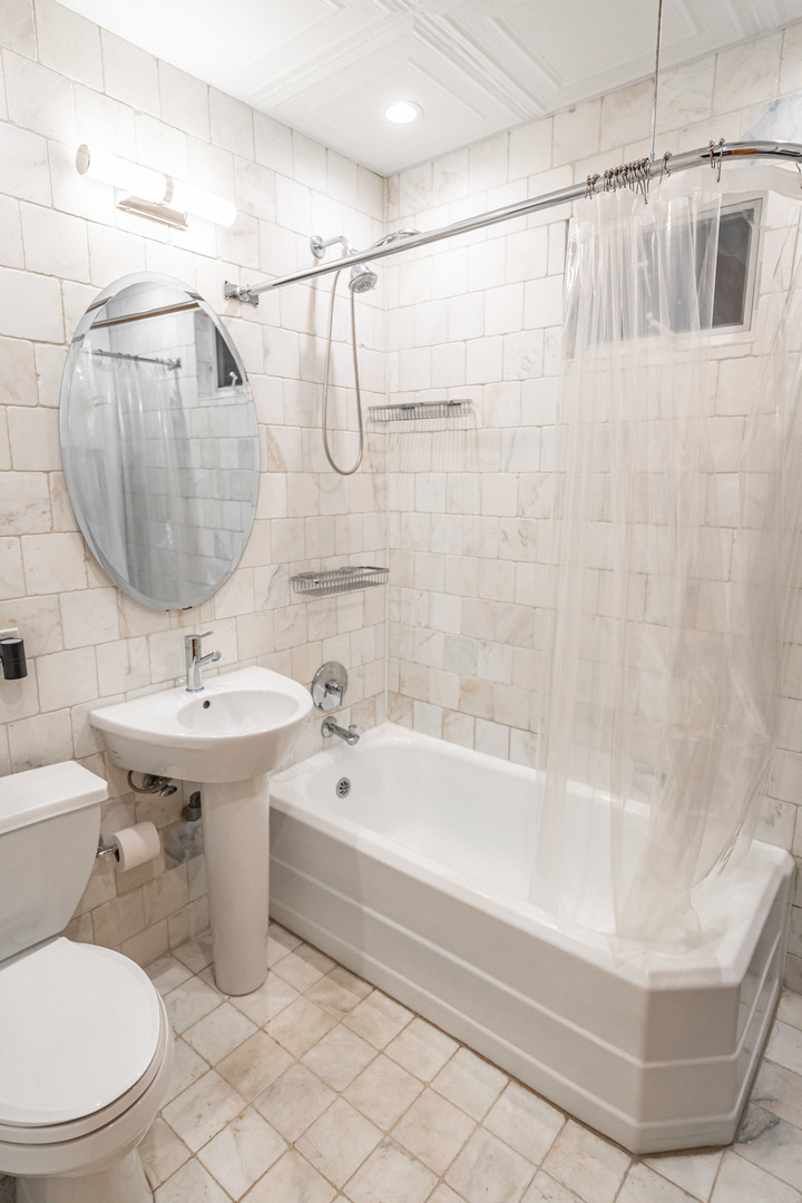 1443 W Catalpa Avenue, Chicago, IL 60640