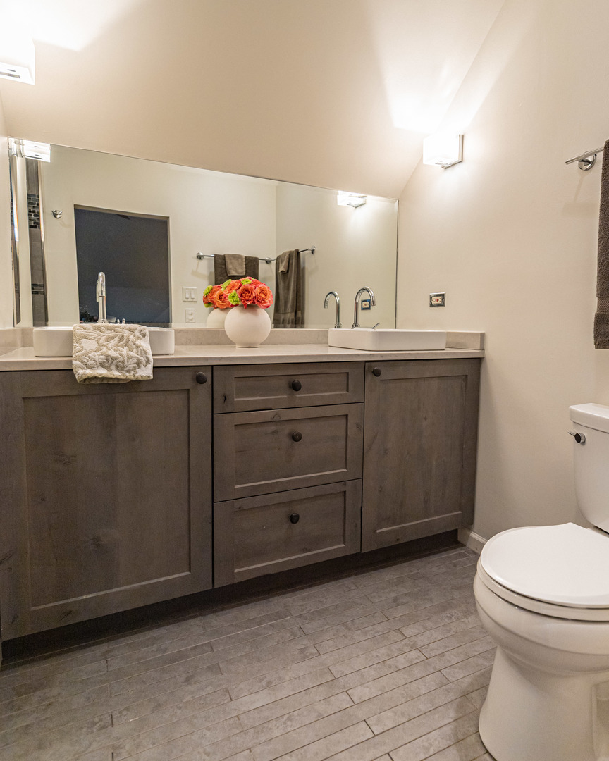 1443 W Catalpa Avenue, Chicago, IL 60640