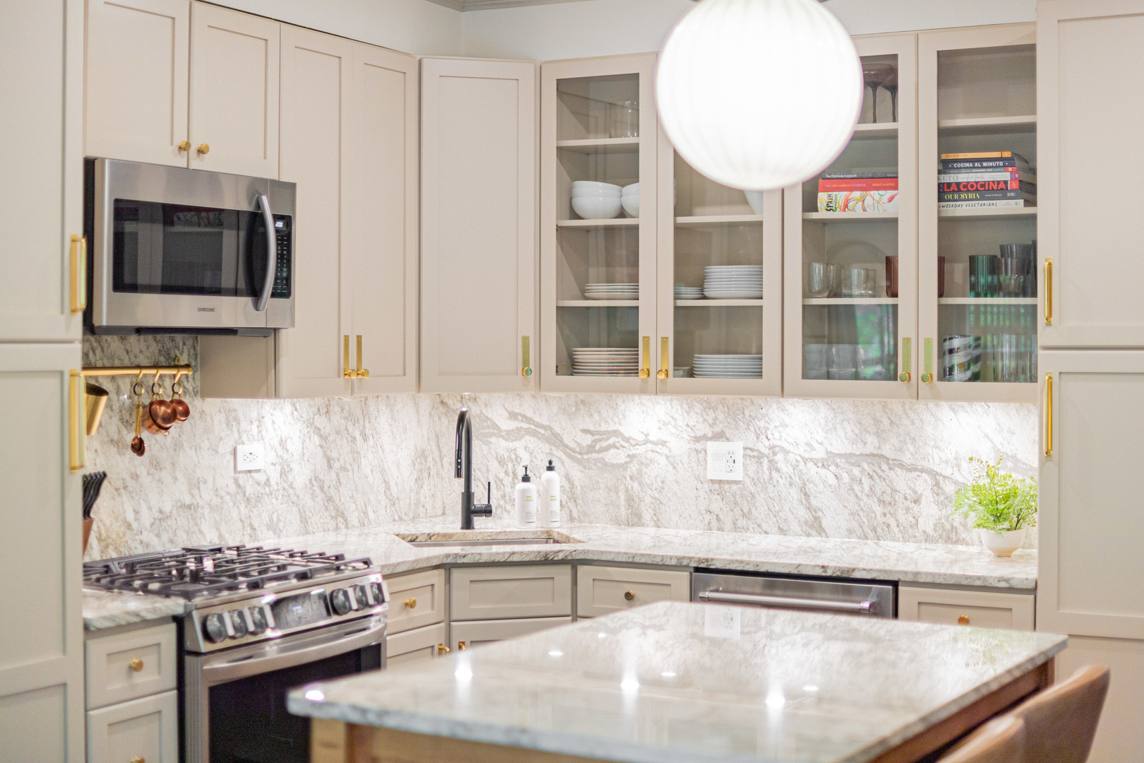 1443 W Catalpa Avenue, Chicago, IL 60640