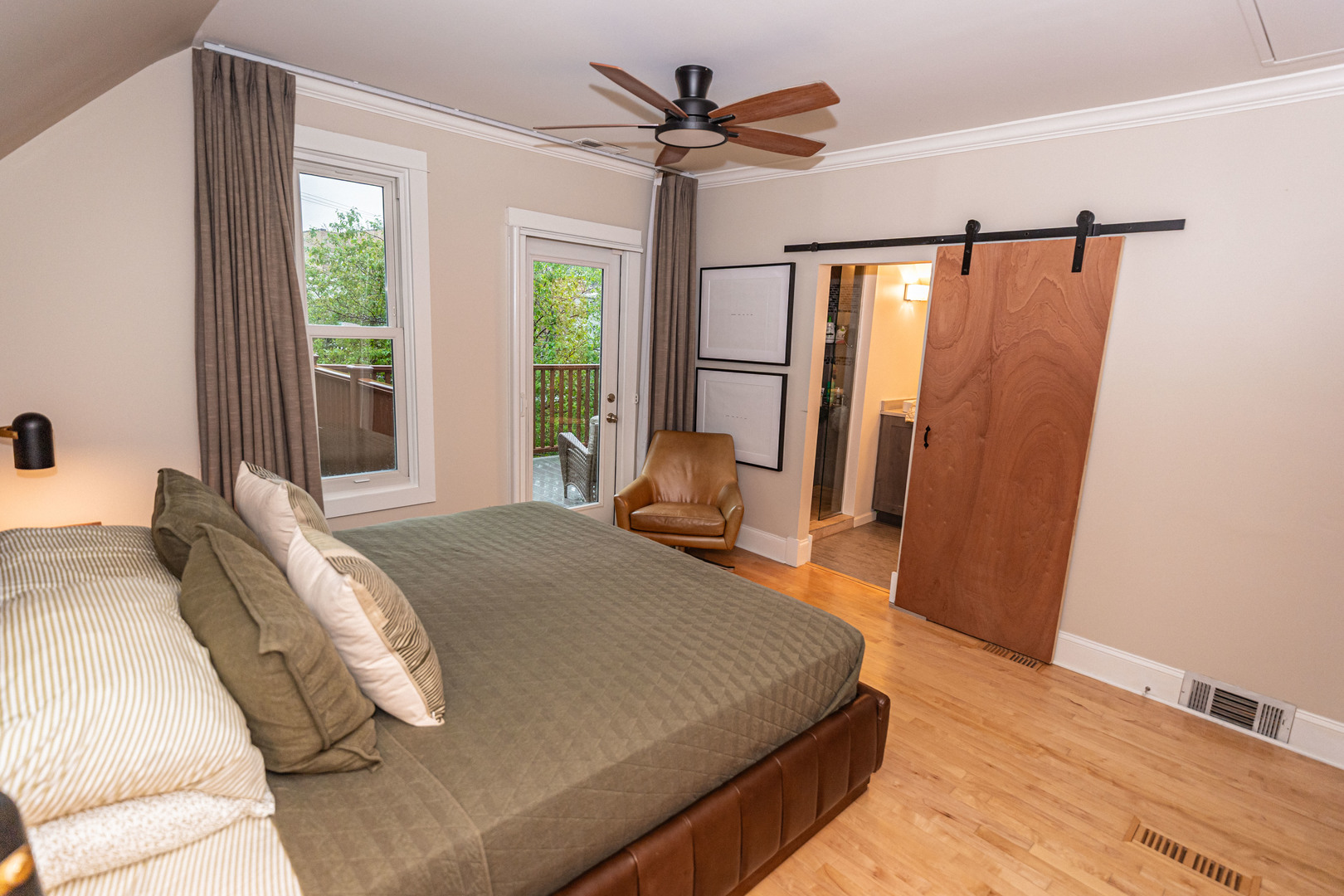 1443 W Catalpa Avenue, Chicago, IL 60640