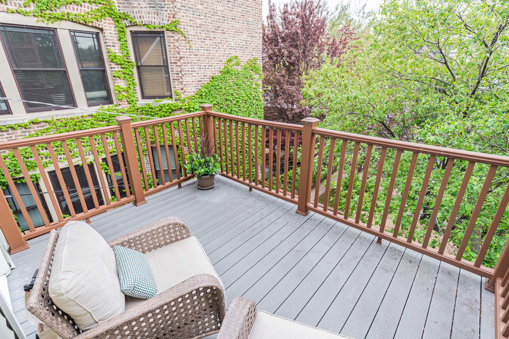 1443 W Catalpa Avenue, Chicago, IL 60640