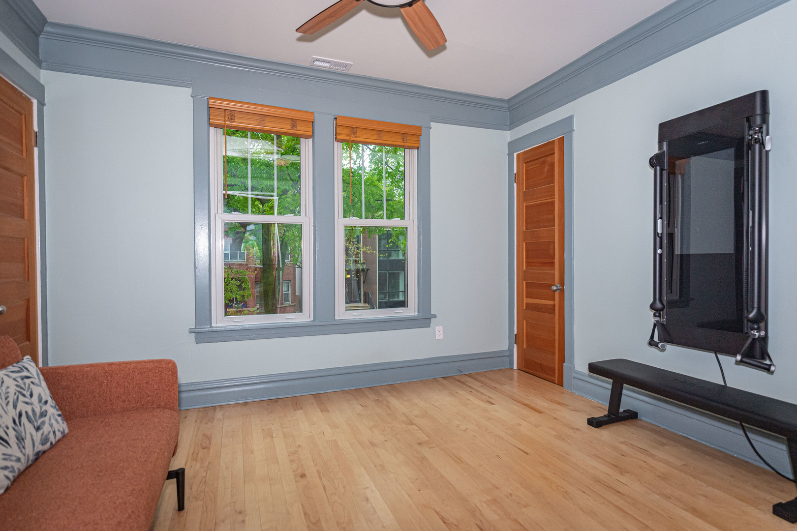 1443 W Catalpa Avenue, Chicago, IL 60640