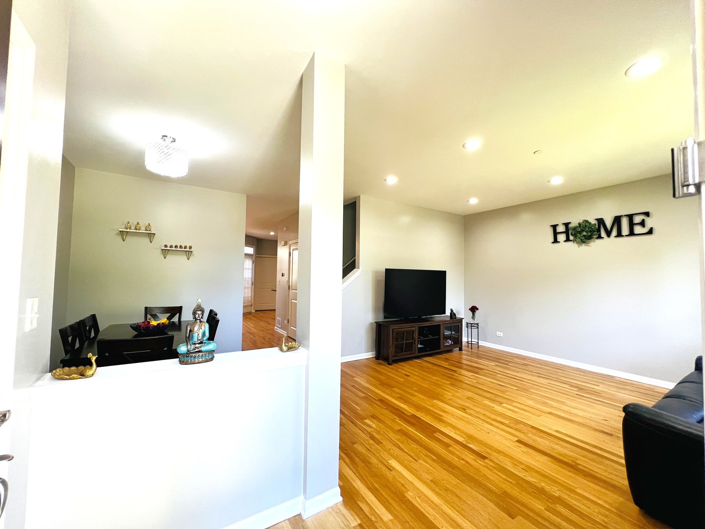 2585 Waterbury Lane, Buffalo Grove, IL 60089