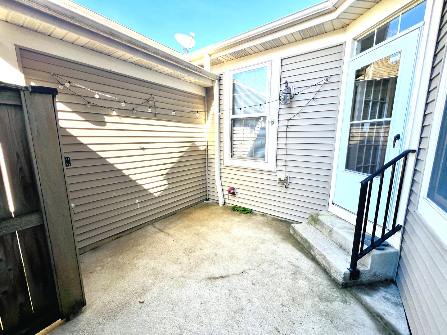 2585 Waterbury Lane, Buffalo Grove, IL 60089