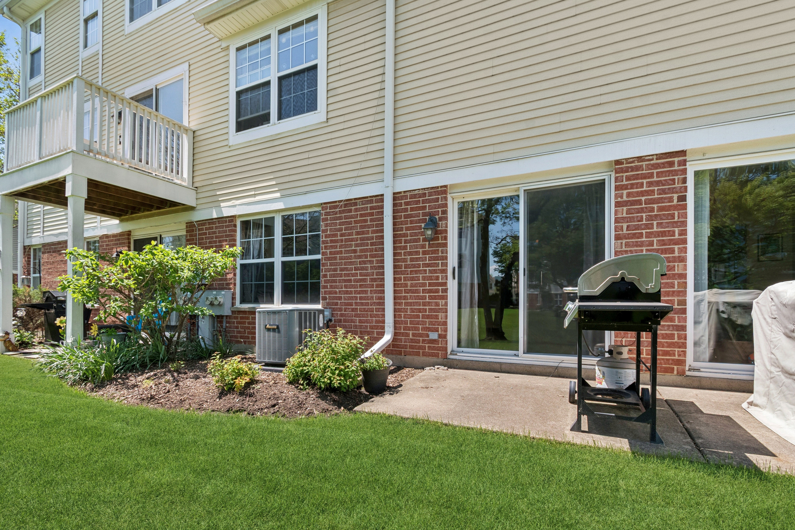 261 Ashbury Lane, Roselle, IL 60172