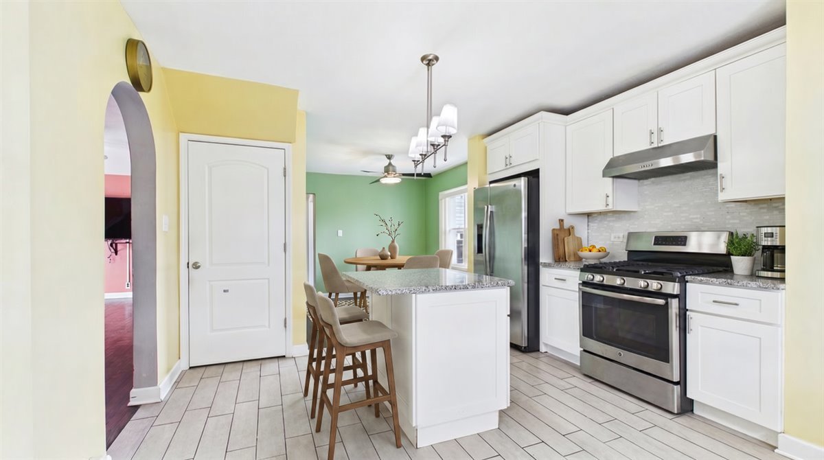 29 N Metropolitan Avenue, Waukegan, IL 60085