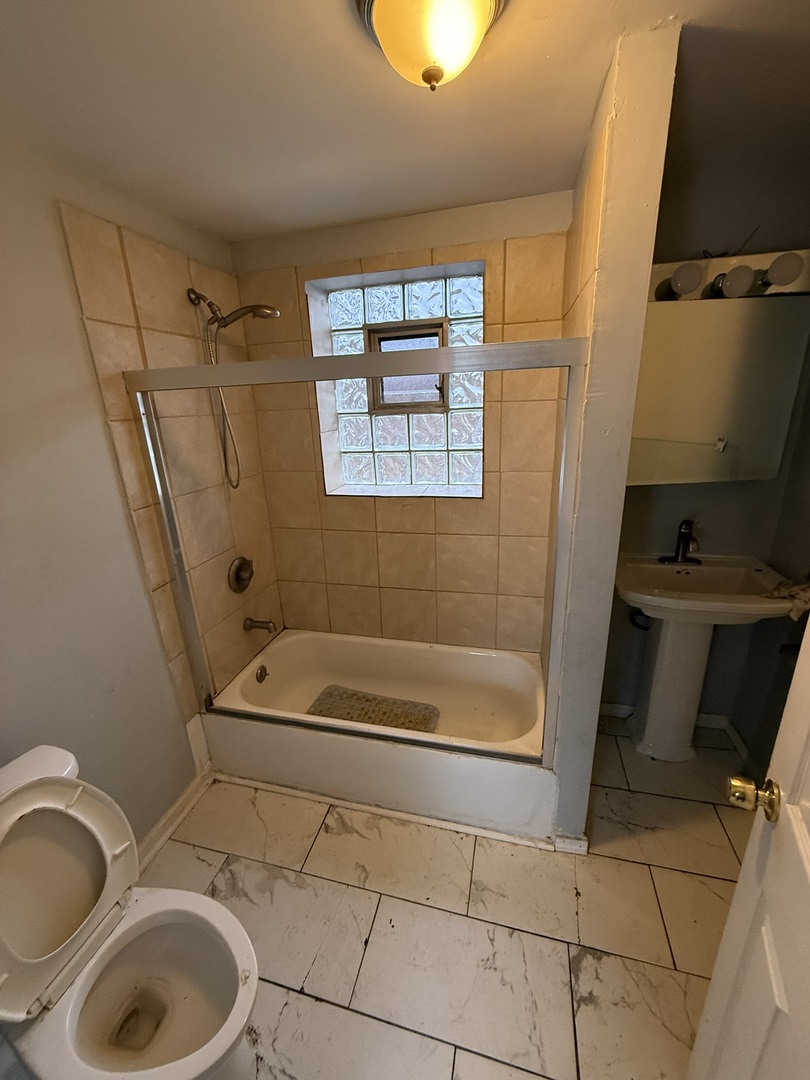 6624 S Marquette Road, Chicago, IL 60637