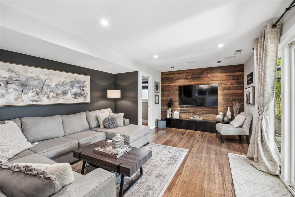 534 Summit Drive, Schaumburg, IL 60193