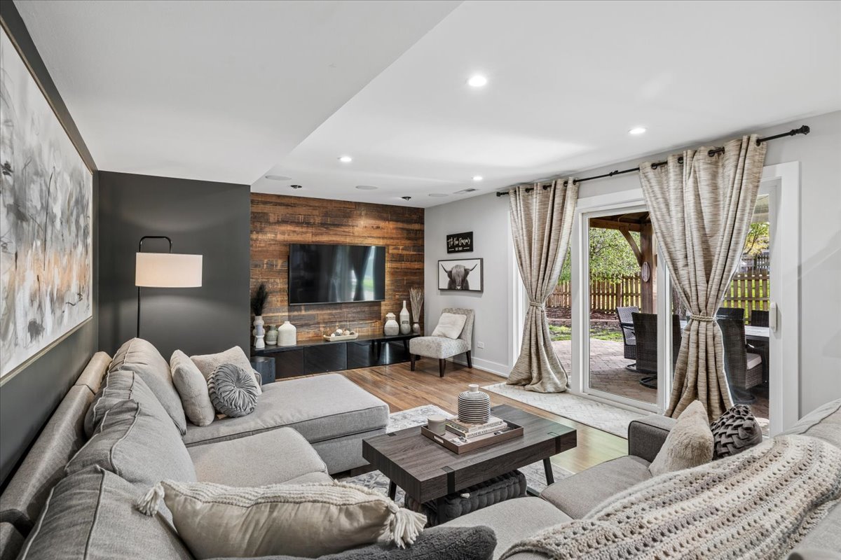 534 Summit Drive, Schaumburg, IL 60193