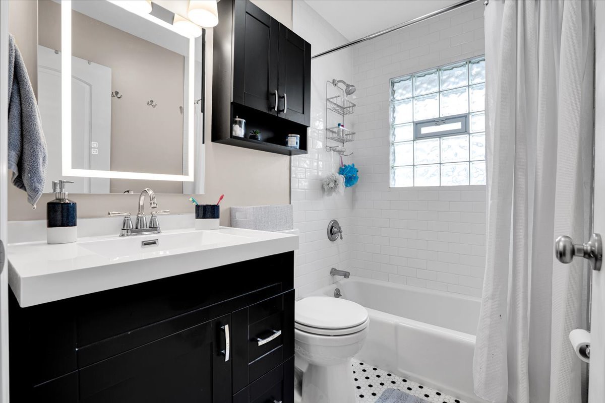 4020 N Adams Street, Westmont, IL 60559