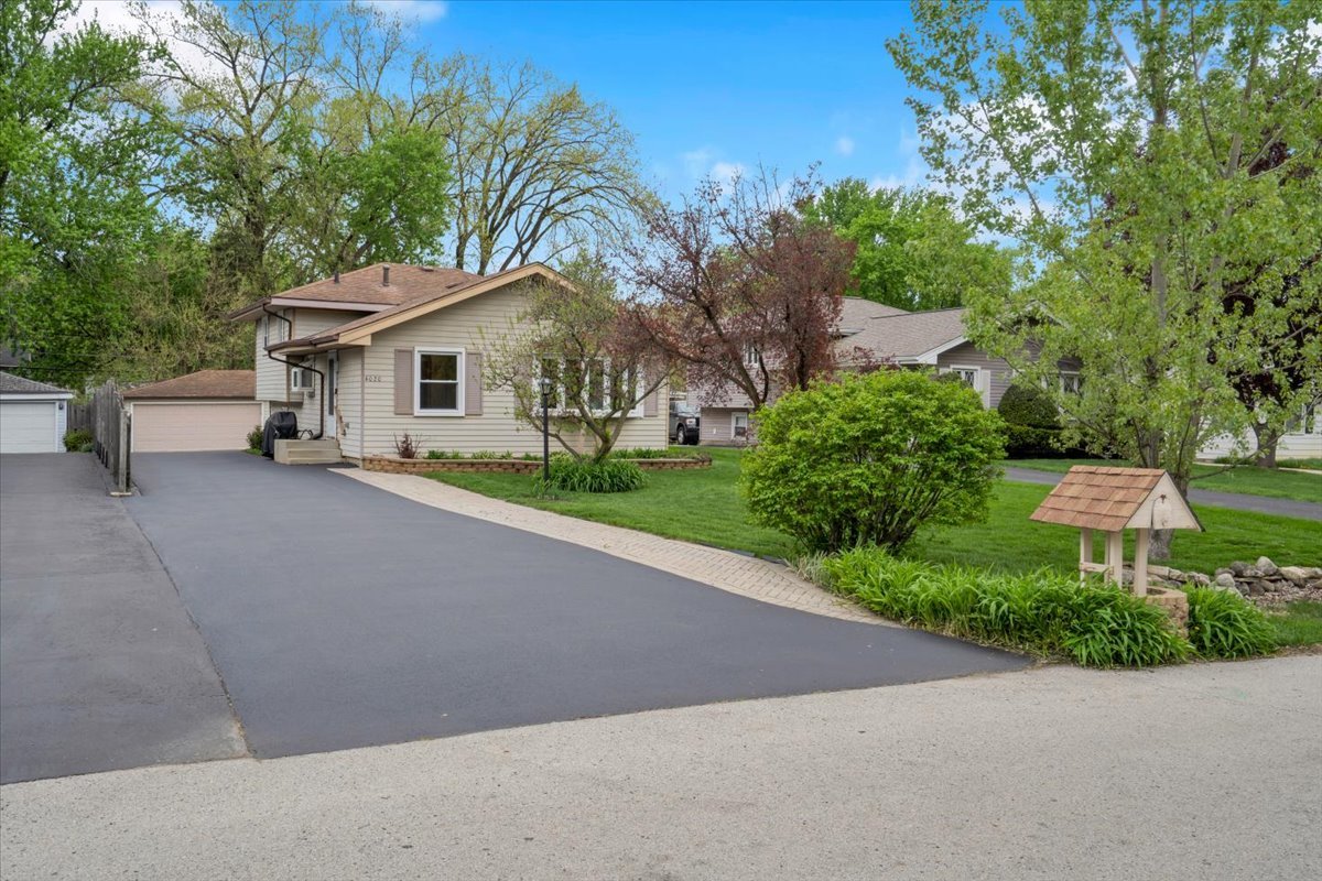 4020 N Adams Street, Westmont, IL 60559