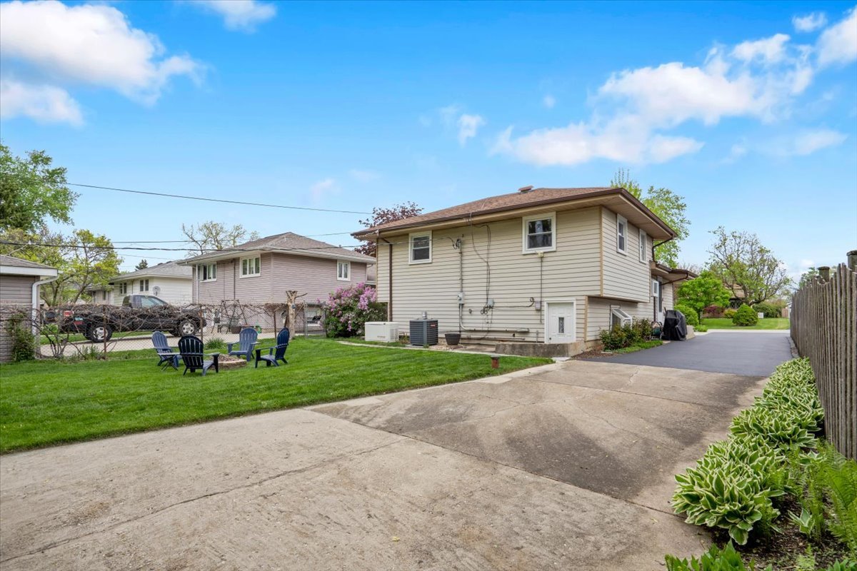 4020 N Adams Street, Westmont, IL 60559