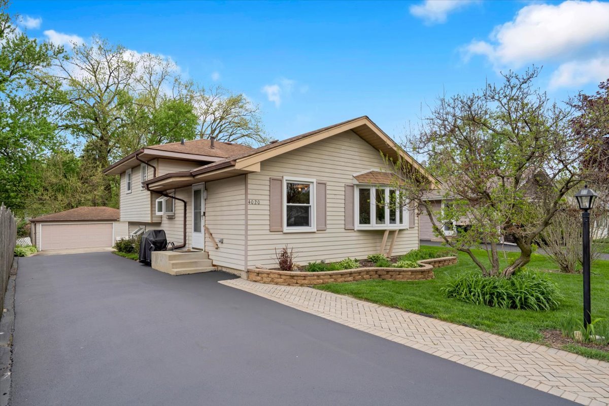 4020 N Adams Street, Westmont, IL 60559
