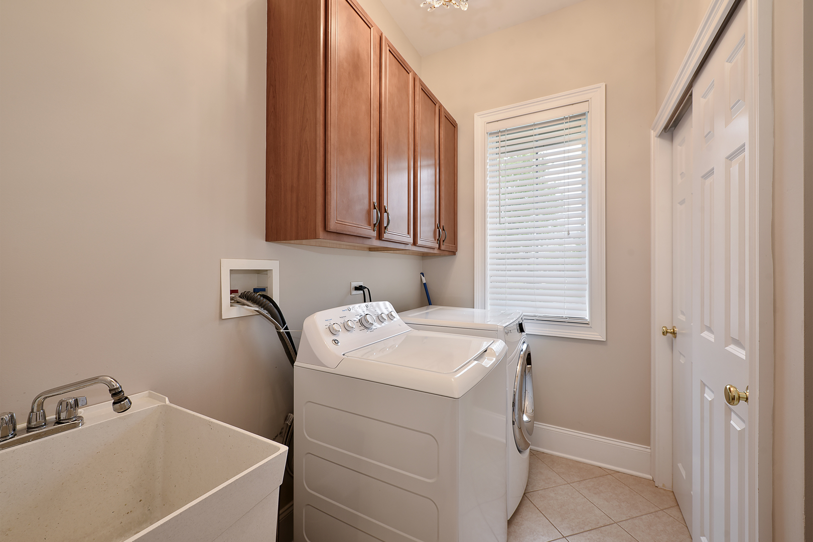 907 Middleton Lane, Inverness, IL 60010